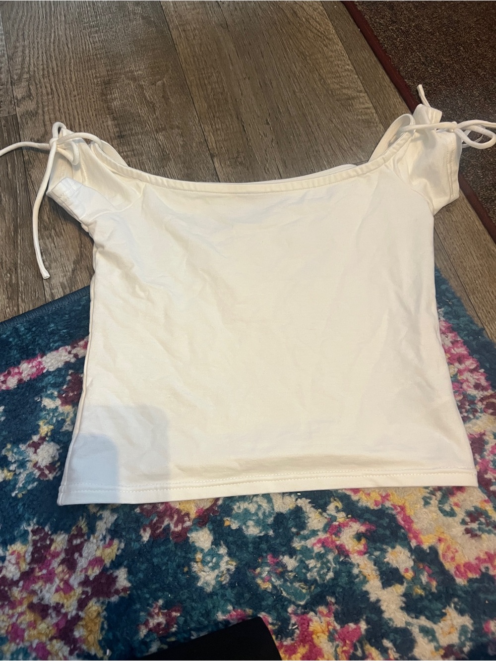 Edikted small white top